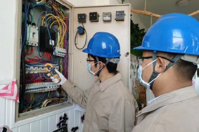 對(duì)校園內(nèi)外的電力線(xiàn)路、設(shè)備安全隱患進(jìn)行全面排查