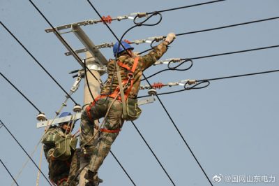 施工人員為閻莊鎮(zhèn)肖家河村新架設10千伏線路