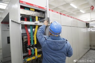 在某新建小區(qū)配套工程配電室進行電表箱、電表的安裝工作