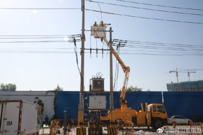在10千伏黃莊線19號(hào)桿上開展不停電安裝接地環(huán)