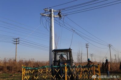 在10千伏鄭茂線07號桿進(jìn)行架空線路的放緊線施工