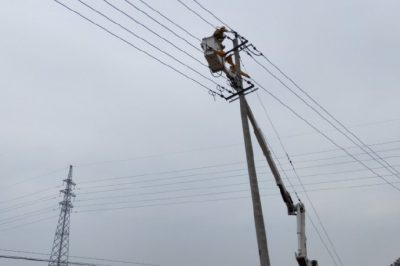 在10千伏孫化屯線28號桿李劉莊開關(guān)電源側(cè)進行帶電接火作業(yè)