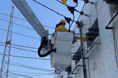開展上夼線、曹家線、宋家線三條10千伏出線的帶電卡、接火工作