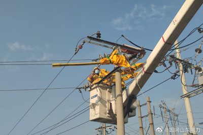 在10千伏戰(zhàn)家線4號桿進(jìn)行帶電接火