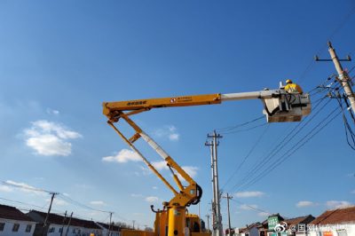 對(duì)10千伏段家線73號(hào)桿進(jìn)行帶電接火作業(yè)
