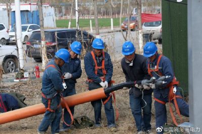對范縣110千伏義和站10千伏和10號Ⅰ、和11號Ⅱ金堤西線進行組塔架線工作