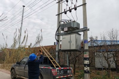 對舊城鎮(zhèn)云莊村煤改電線路設(shè)備進行巡視測溫