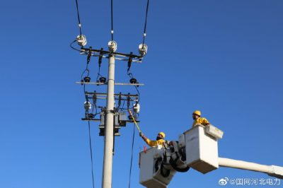 在10千伏746東孫樓線36號(hào)桿帶電更換設(shè)備線夾