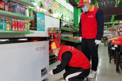 在轄區(qū)超市、門店進行安全用電檢查