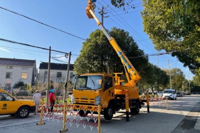 到海虞鎮(zhèn)周行10千伏戴壩線(xiàn)75號(hào)桿進(jìn)行帶電作業(yè)