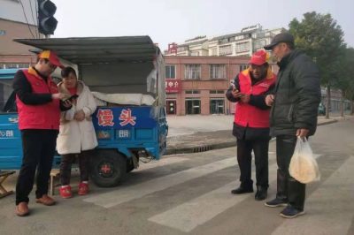 深入到街道各攤點、超市等處指導(dǎo)客戶登錄“網(wǎng)上國網(wǎng)”交納電費