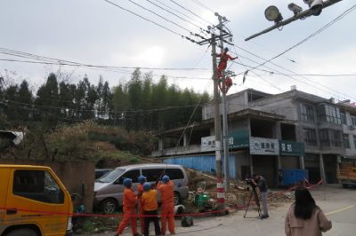開(kāi)展10千伏墩頭線電力聯(lián)絡(luò)線的立桿、放線和智能開(kāi)關(guān)搭接施工