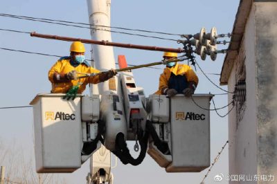 帶電斷接十二廟臺區(qū)的引流線，更換老化的跌落開關(guān)