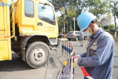 南方電網(wǎng)廣東東莞供電局的保電人員全程護(hù)航，助力“兩會”順利召開