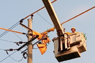 國網(wǎng)莒南縣供電公司進行帶電更換熔斷器作業(yè)
